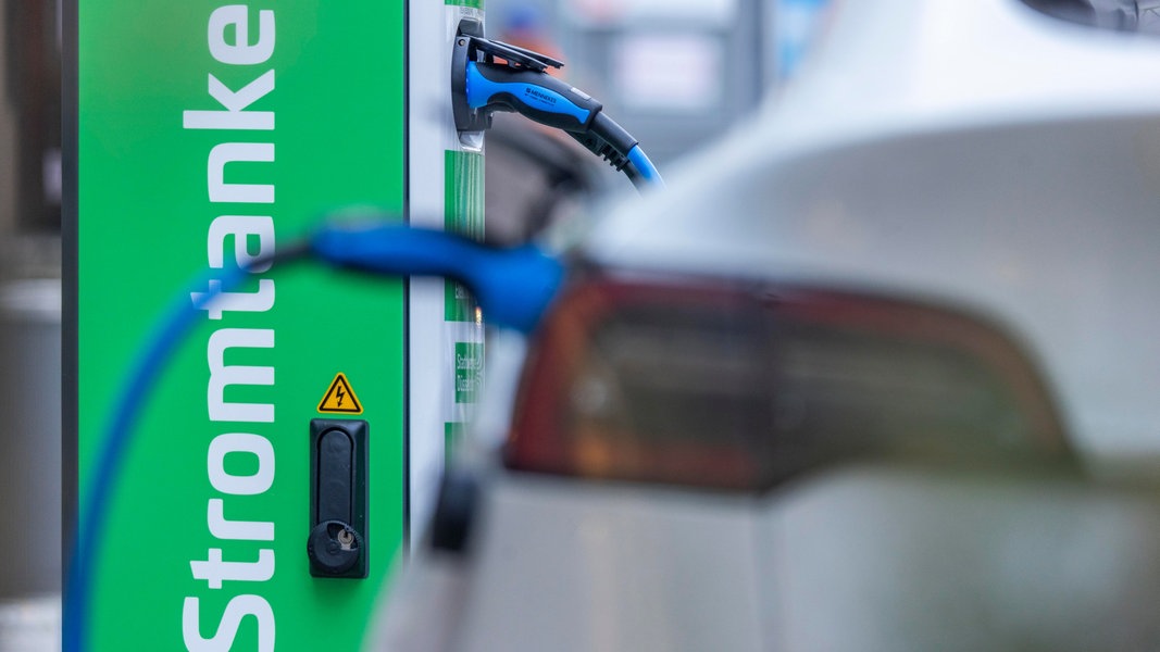 Zulassung von E-Autos im letzten Jahr in Hamburg stark gesunken