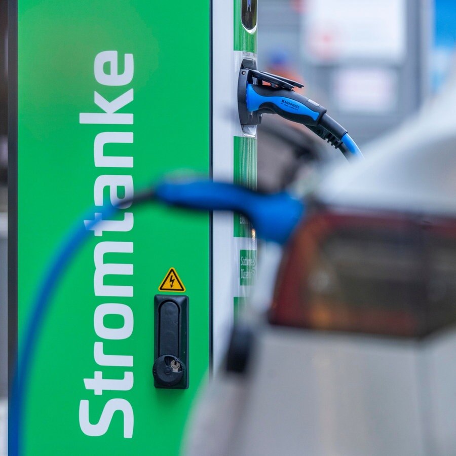 Ein E-Auto wird an einer Ladesäule geladen. © picture alliance Foto: scully