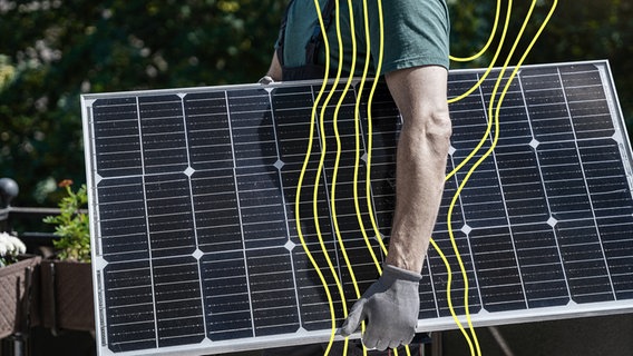 Techniker mit Solarpanel unter dem Arm © picture alliance Foto: Daniel Ingold