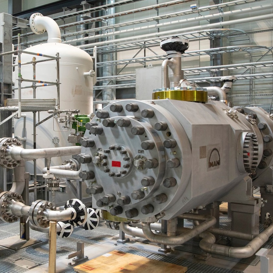 Ein Kompressor der Meerwasser-Wärmepumpe im dänischen Esbjerg. © MAN Foto: Sebastian Vollmert