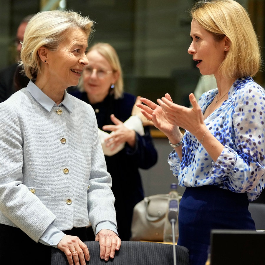 Die Präsidentin der Europäischen Kommission, Ursula von der Leyen (links), spricht mit der Leiterin der Außenpolitik der Europäischen Union, Kaja Kallas (rechts), im Gebäude des Europäischen Rates in Brüssel. © AP/dpa Foto: Virginia Mayo