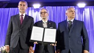 Der Vorsitzender der tschechischen liberal-populistischen ANO, Andrej Babis (links), der Chef der rechten österreichischen FPÖ, Herbert Kickl (Mitte), und Viktor Orban (rechts), Ministerpräsident von Ungarn und Vorsitzender der Partei Fidesz, haben ein Bündnis "Patriots for Europe" auf EU-Ebene gebildet. © APA/dpa Foto: Tobias Steinmaurer