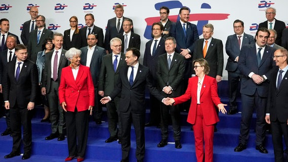 Die Teilnehmer des informellen Treffens der EU-Finanzminister und Zentralbankgouverneure in Warschau (Polen) stellen sich zum Gruppenfoto auf. © AP/dpa Foto: Czarek Sokolowski