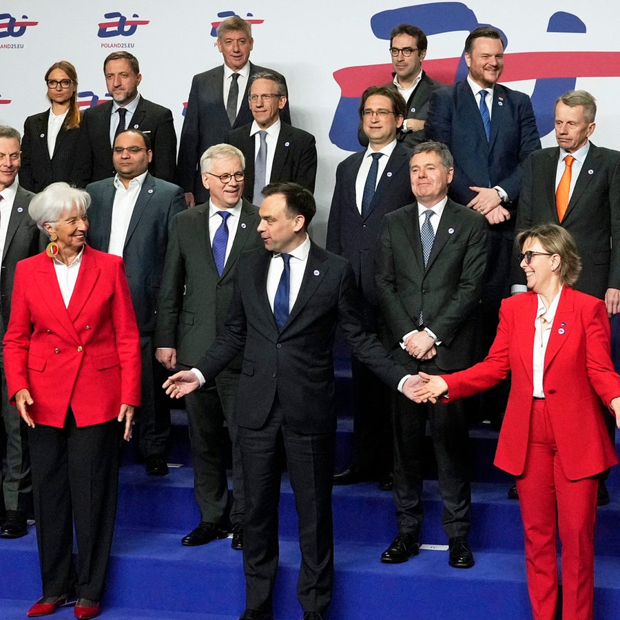 Die Teilnehmer des informellen Treffens der EU-Finanzminister und Zentralbankgouverneure in Warschau (Polen) stellen sich zum Gruppenfoto auf. © AP/dpa Foto: Czarek Sokolowski