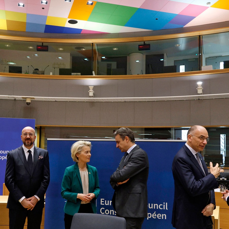 Die Präsidentin der Europäischen Kommission, Ursula von der Leyen (Mitte), spricht mit Griechenlands Premierminister Kyriakos Mitsotakis, während eines Treffens auf einem EU-Gipfel in Brüssel (Belgien). © AP Foto: Omar Havana