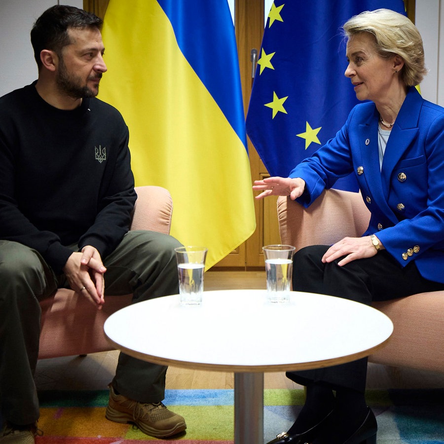 Der ukrainische Präsident Wolodymyr Selenskyj hört der Präsidentin der Europäischen Kommission Ursula von der Leyen während eines bilateralen Treffens am Sitz der Europäischen Union zu. © Ukraine Presidency/Planet Pix via ZUMA Press Wire/dpa 