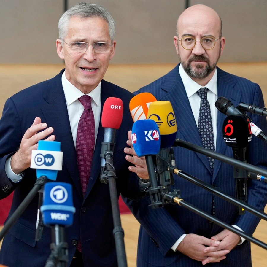 Der Nato-Generalsekretär, Jens Stoltenberg (links), und der Präsident des Europäischen Rates, Charles Michel, treffen zu einem EU-Gipfel im Gebäude des Europäischen Rates ein und sprechen mit Journalisten. © AP/dpa Foto: Virginia Mayo