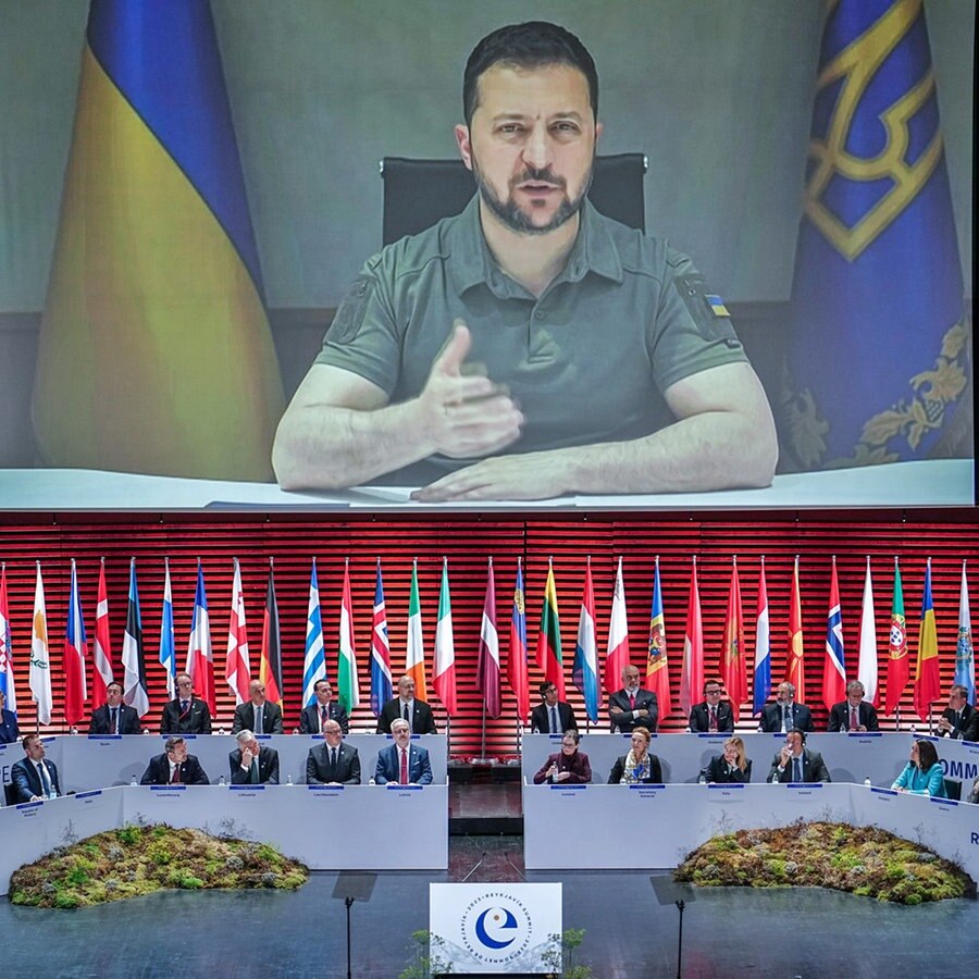 Der Präsident der Ukraine, Wolodymyr Selenskyj, ist beim Gipfel des Europarates auf einer großen Leinwand zu sehen. © dpa Foto: Kay Nietfeld