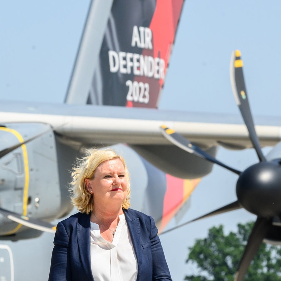 Eva Högl (SPD), Wehrbeauftragte des Deutschen Bundestags, steht am Fliegerhorst Wunstorf in der Region Hannover. © picture alliance Foto: Julian Stratenschulte