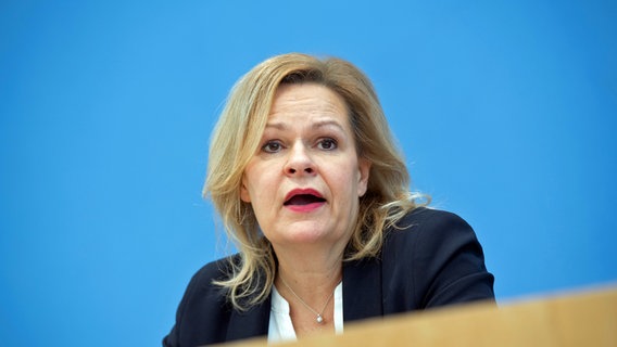 Bundesinnenministerin Nancy Faeser (SPD) beantwortet in der Bundespressekonferenz die Fragen von Journalistinnen und Journalisten (Archivbild). © dpa Foto: Paul Zinken