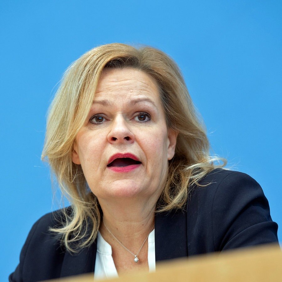 Bundesinnenministerin Nancy Faeser (SPD) beantwortet in der Bundespressekonferenz die Fragen von Journalistinnen und Journalisten (Archivbild). © dpa Foto: Paul Zinken