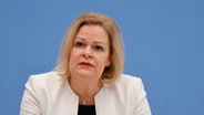 Nancy Faeser (SPD), Bundesministerin für Inneres und Heimat, gibt eine Pressekonferenz. © picture alliance Foto: Metodi Popow