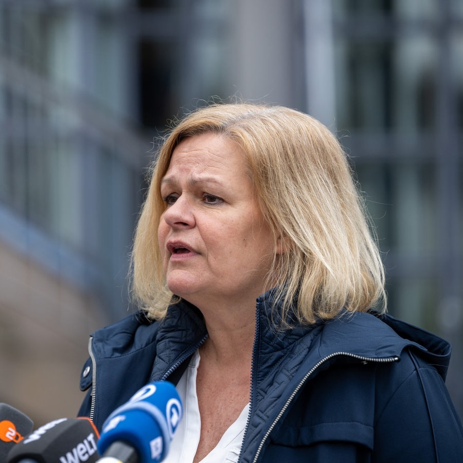 Nancy Faeser (SPD), Bundesministerin für Inneres und Heimat, gibt ein Statement zu den mutmaßlichen Agenten mit Verbindung zu Russland, die in Bayern verhaftet worden sind. © picture alliance/dpa Foto: Harald Tittel