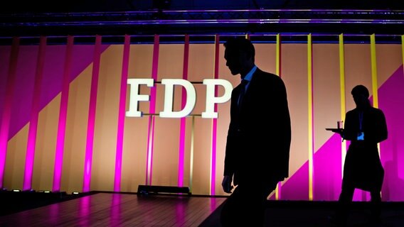 Der FDP-Bundesvorsitzende und Bundesfinanzminister, Christian Lindner, geht beim FDP-Bundesparteitag in Berlin zum Rednerpult. © dpa Foto: Christoph Soeder