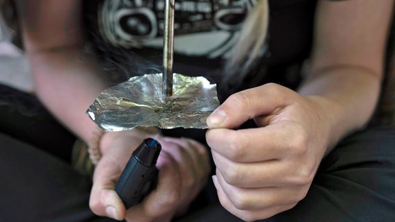 Ein Obdachloser raucht Fentanyl in Portland im US-Bundesstaat Oregon. © AP Foto: Jenny Kane