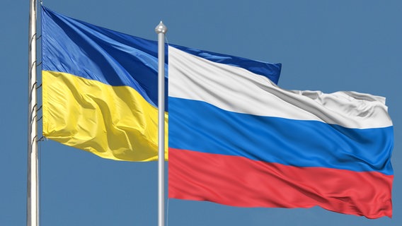 Die ukrainische und russische Flagge wehen (Bildmontage). © Fotolia Foto: fimg, Olga Kovalenk