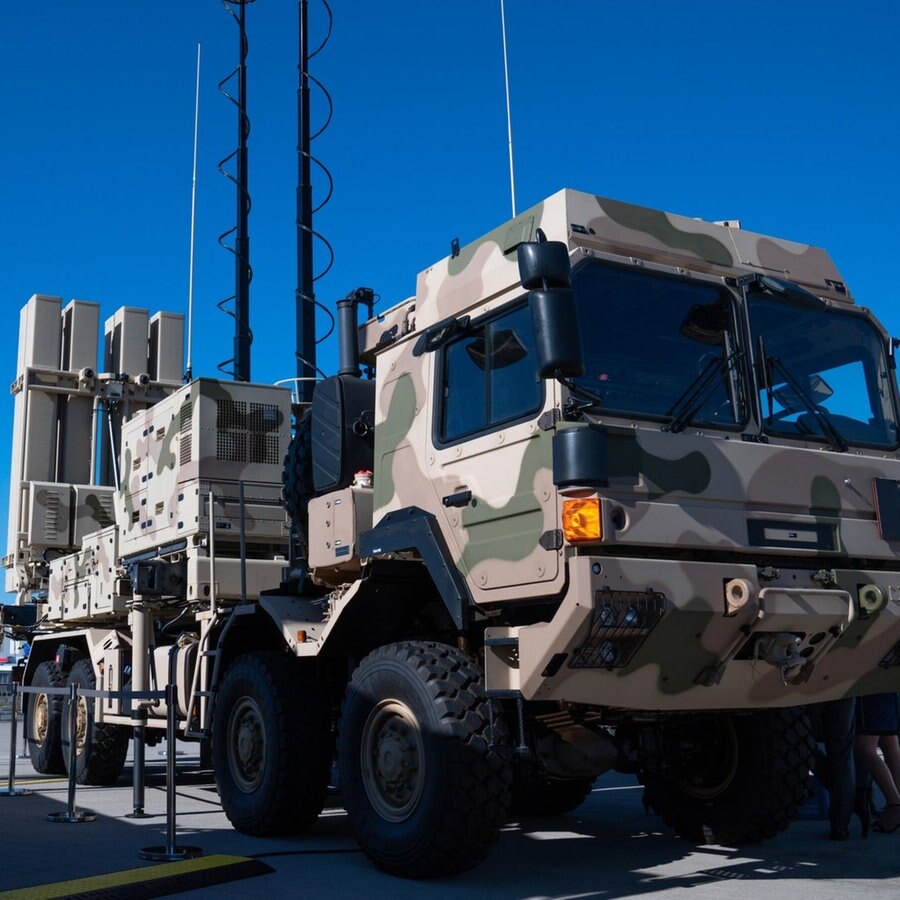 Ein Fachbesucher fotografiert auf der Internationalen Luft- und Raumfahrtausstellung ILA ein Flugabwehr-Waffensystem vom Typ IRIS-T SLS der Firma Diehl. © picture alliance/dpa Foto: Wolfgang Kumm