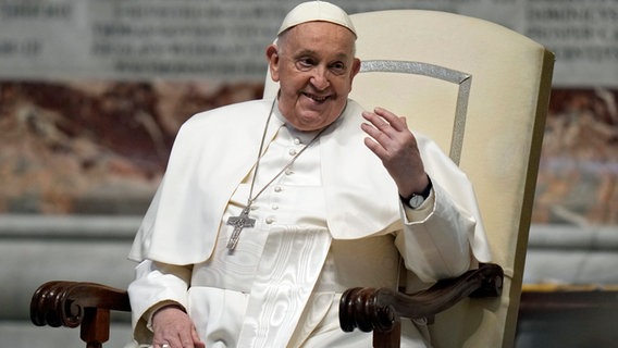 Papst Franziskus gestikuliert vor einer Messe im Petersdom in Vatikanstadt. © AP/dpa Foto: Alessandra Tarantino