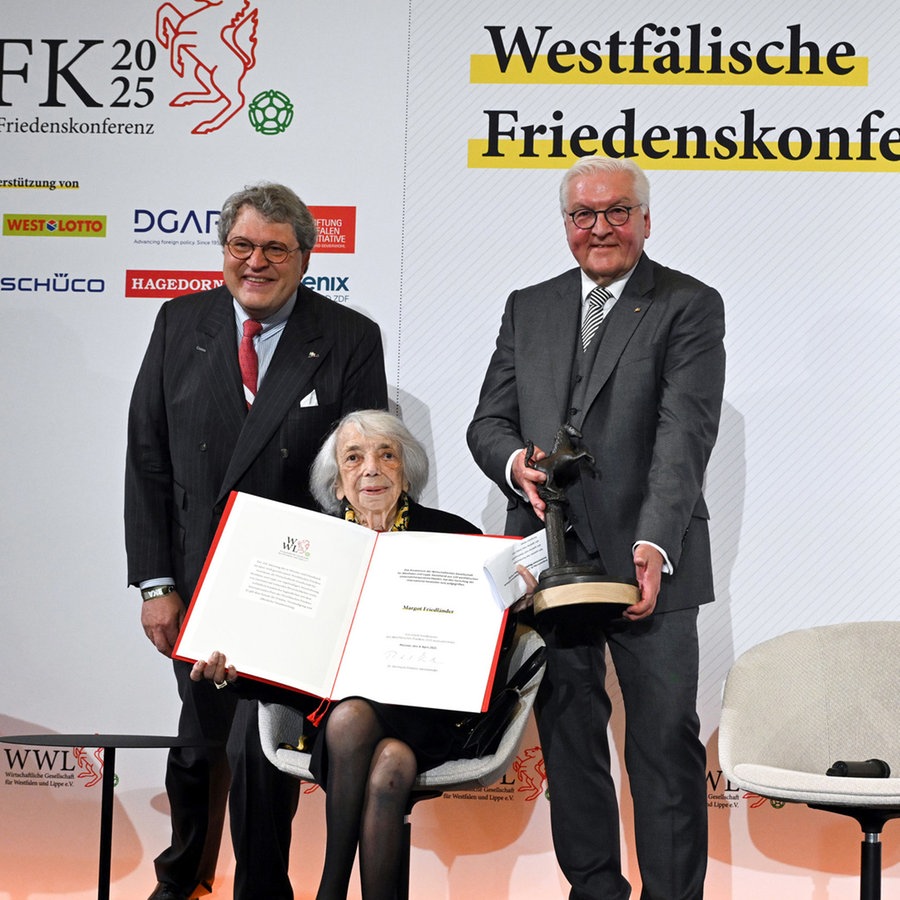 Der Vorsitzende der Wirtschaftlichen Gesellschaft für Westfalen und Lippe, Reinhard Zinkann (links), und Bundespräsident Frank-Walter Steinmeier (rechts), zeichen bei der Westfälischen Friedenskonferenz die 103 Jahre alte Holocaust-Überlebende Margot Friedländer (Mitte) mit dem erstmals vergebenen "Sonderpreis des Internationalen Preises des Westfälischen Friedens" aus. © dpa Pool/dpa Foto: Federico Gambarini