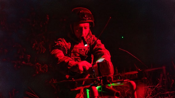 Ein ukrainischer Soldat vom Bataillon Achilles der 92. Brigade schaltet eine Selbstmord-FPV-Drohne in der Startposition ein, bevor
er sie über russische Stellungen in der Region Charkiw fliegen lässt. © picture alliance Foto: Evgeniy Maloletka