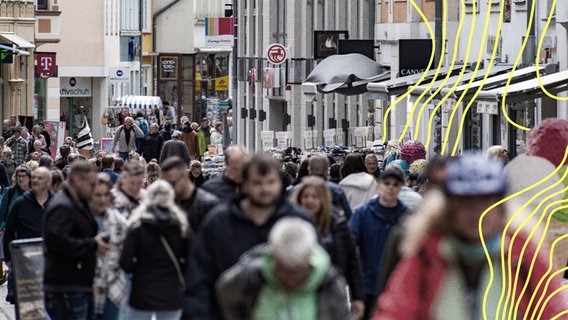 In der Fußgängerzone tummeln sich Menschen zwischen den Geschäften. © picture alliance Foto: Stefan Sauer