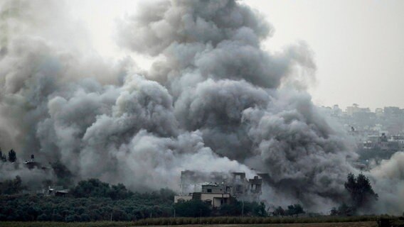 Rauch steigt nach einem israelischen Luftangriff im Gazastreifen auf. © AP/dpa Foto: Leo Correa
