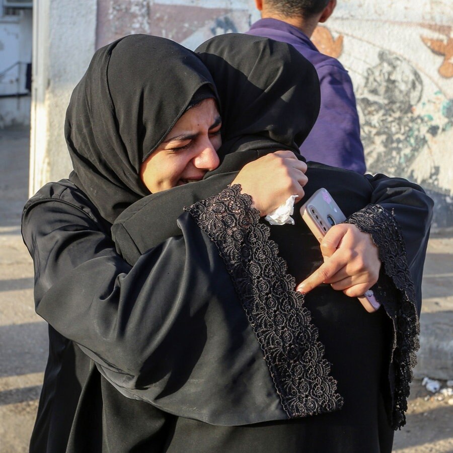 Angehörige von Palästinensern, die bei israelischen Angriffen ums Leben gekommen sind, trauern, als sie die Leichen aus der Leichenhalle des An-Najjar-Krankenhauses holen. © picture alliance Foto: Abed Rahim Khatib