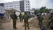 Israelische Soldaten stehen vor dem Schifa-Krankenhaus in Gaza-Stadt im Gazastreifen (Israel). © AP/dpa Foto: Victor R. Caivano