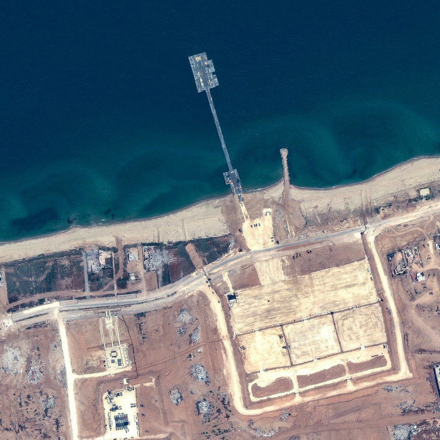 Dieses von Maxar Technologies via AP veröffentlichte Satellitenfoto zeigt den neuen Pier vor Gaza und Hilfsgütertransporter. © Uncredited/Maxar Technologies/AP/dpa 