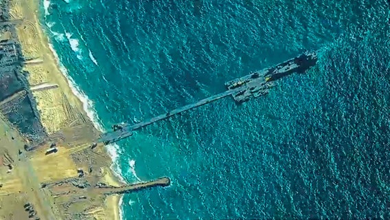 Ein provisorischer von der US-Army errichteter schwimmender, provisorischer Hafen im Gazastreifen zur besseren Auslieferung von Hilfsgütern. (Luftaufnahme) © picture alliance / ZUMAPRESS.com | Centcom/Us Army Foto: | Centcom/Us Army