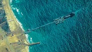 Ein provisorischer von der US-Army errichteter schwimmender, provisorischer Hafen im Gazastreifen zur besseren Auslieferung von Hilfsgütern. (Luftaufnahme) © picture alliance / ZUMAPRESS.com | Centcom/Us Army Foto: | Centcom/Us Army