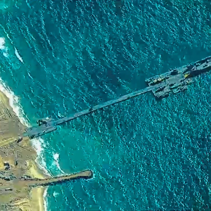 Ein provisorischer von der US-Army errichteter schwimmender, provisorischer Hafen im Gazastreifen zur besseren Auslieferung von Hilfsgütern. (Luftaufnahme) © picture alliance / ZUMAPRESS.com | Centcom/Us Army Foto: | Centcom/Us Army