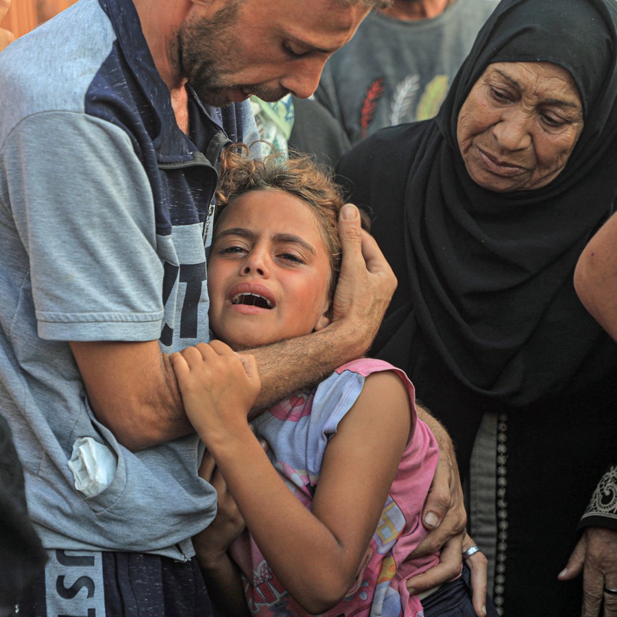 Ein Mädchen trauert im Nasser Medical Hospital in der Stadt Chan Yunis im südlichen Gazastreifen um die bei israelischen Angriffen getöteten Opfer. © Xinhua/dpa Foto: Rizek Abdeljawad