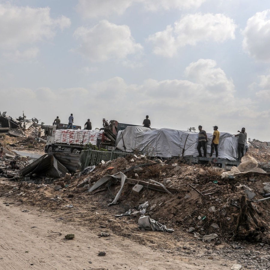 Zerstörte Straßen aufgrund eines israelischen Luftangriffs auf Gaza. © picture alliance / Anadolu | Abed Rahim Khatib Foto: Abed Rahim Khatib
