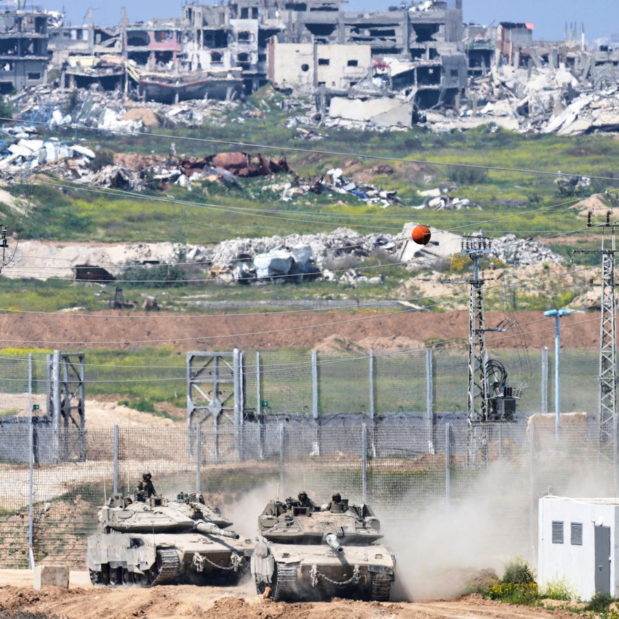 Israelische Panzer manövrieren an der Grenze zum nördlichen Gazastreifen. © AP/dpa Foto: Ohad Zwigenberg