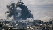Rauchwolken über Gaza nach Luftangriffen. © XinHua Foto: Mahmoud Zaki