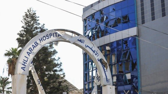 Ein Überblick über die Verwüstungen, die durch den Angriff auf das Ahli Arab Krankenhaus verursacht wurden, bei dem Dutzende von Zivilisten getötet wurden. © picture alliance/dpa Foto: Mohammad Abu Elsebah