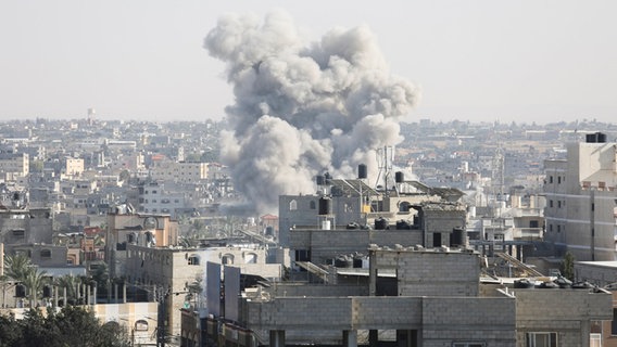 Palästinensische Gebiete, Rafah: Rauch steigt nach einem israelischen Luftangriff auf. © dpa-Bildfunk Foto: Hatem Ali
