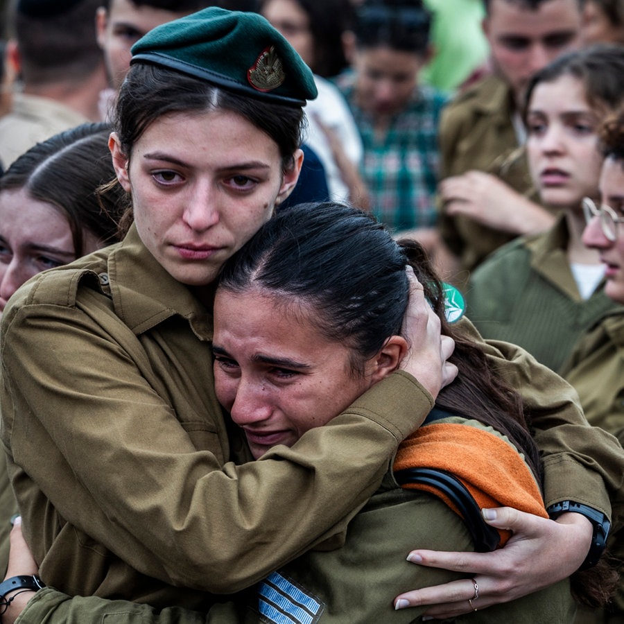 Israelische Soldatinnen weinen auf einer Trauerfeier für Lavi Lipshitz, der im Gaza-Streifen bei der Bodenoffensive ums Leben gekommen ist. © picture alliance Foto: Ilia Yefimovich