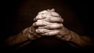 Zum Gebet gefaltete Hände © picture alliance / Zoonar | Alain de Maximy Foto: Alain de Maximy