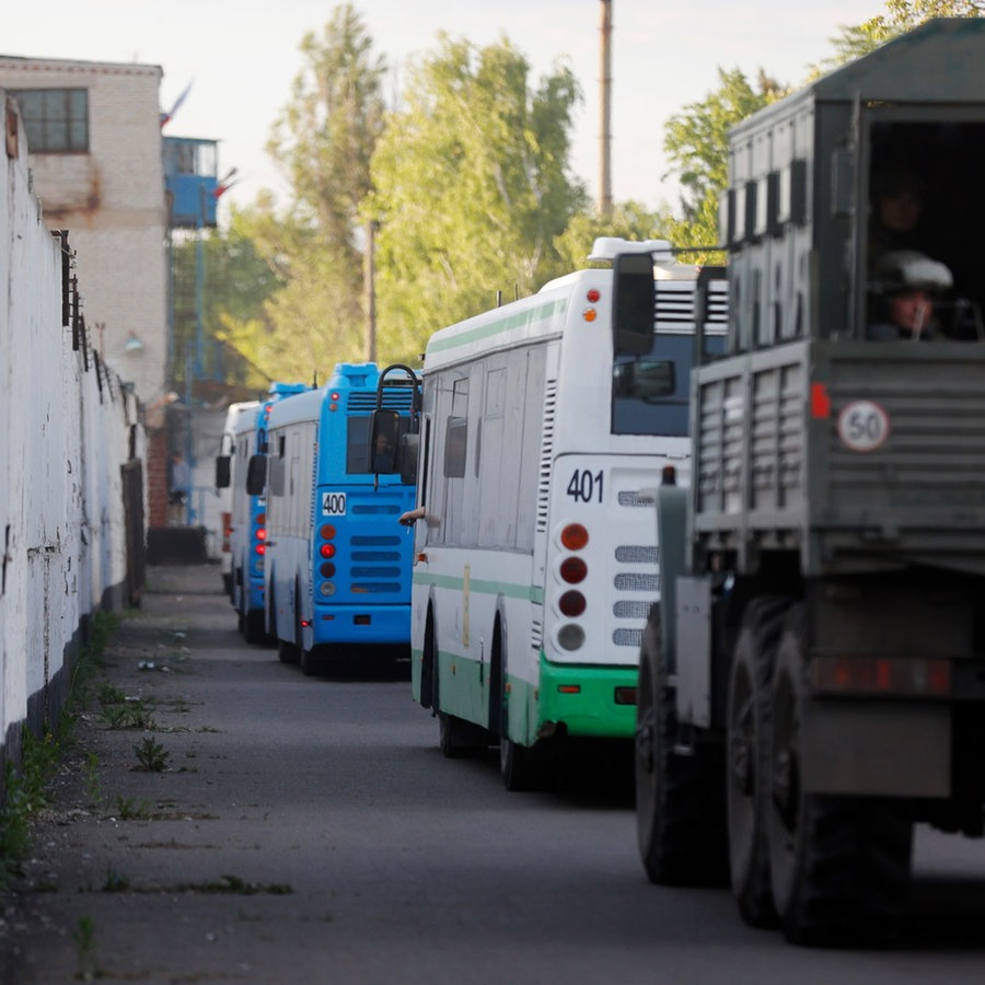 Busse mit ukrainischen Soldaten stehen in der Nähe eines Gefängnisses in der Region Donezk. © picture alliance Foto: Alexei Alexandrov