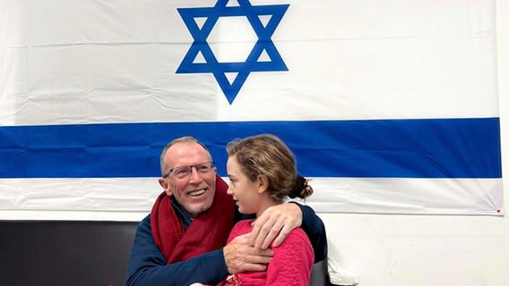 Auf diesem von der israelischen
Armee zur Verfügung gestellten Foto trifft Emily Hand, ihren Vater. © picture alliance Foto: The Israeli Army