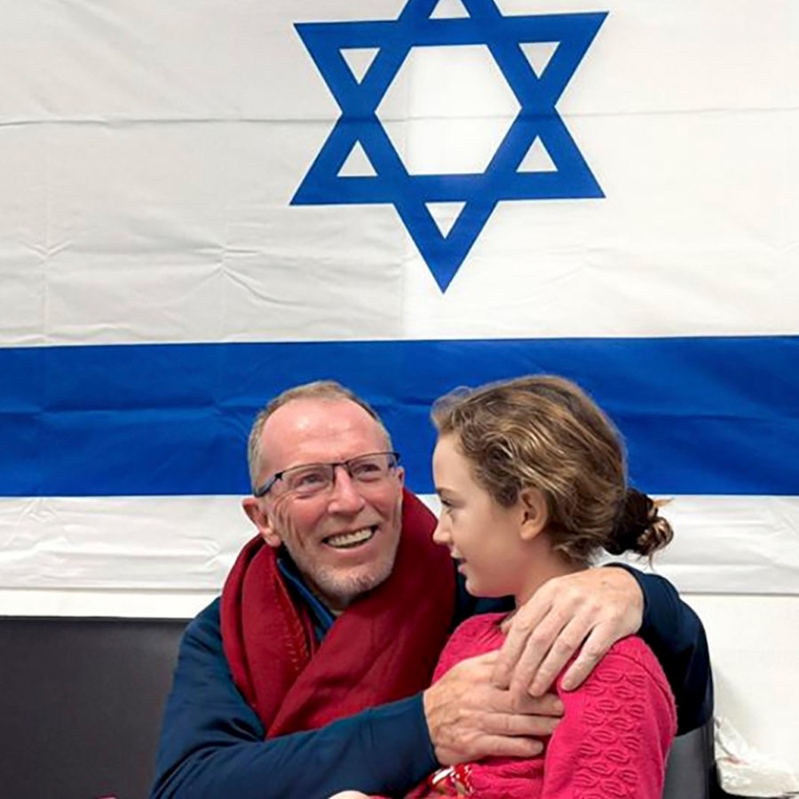 Auf diesem von der israelischen
Armee zur Verfügung gestellten Foto trifft Emily Hand, ihren Vater. © picture alliance Foto: The Israeli Army