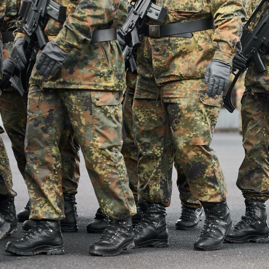 Marschierende Soldaten der Bundeswehr in Tarnuniformen © picture alliance / CHROMORANGE | Michael Bihlmayer Foto: Michael Bihlmayer