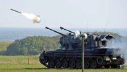 Ein Flugabwehrkanonenpanzer "Gepard" (kurz Flak-Panzer) der Bundeswehr schießt während einer Vorführung. © picture alliance Foto: Carsten Rehder