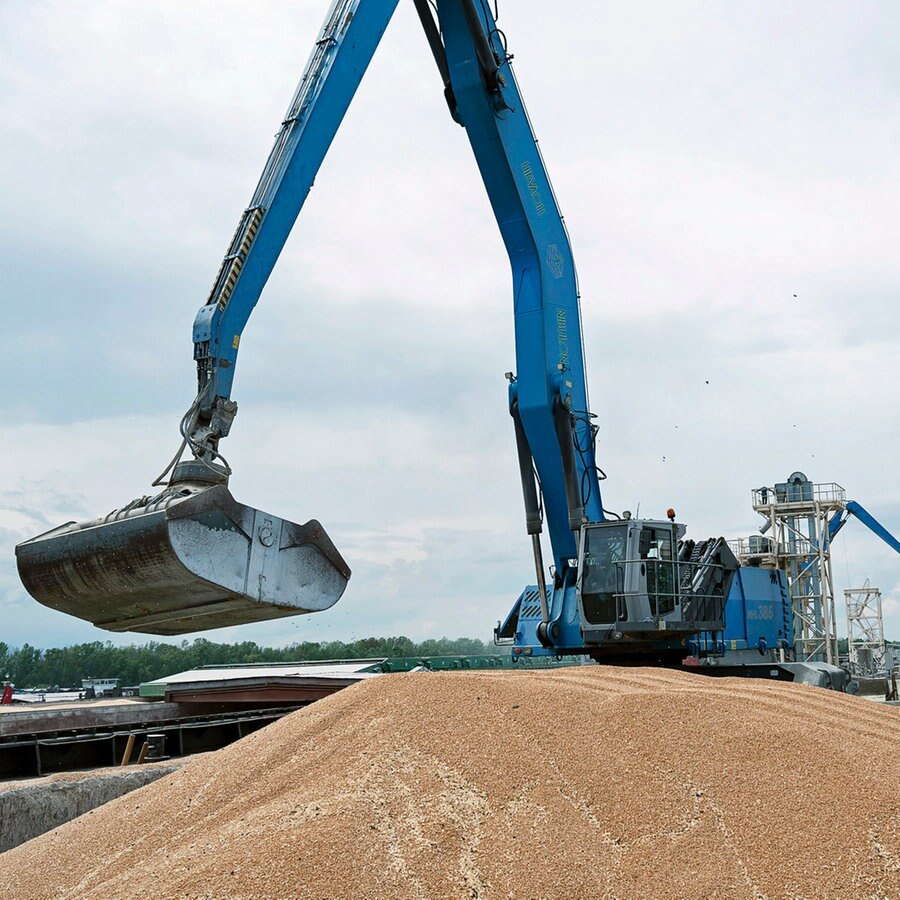 Ein Bagger verlädt in einem Getreidehafen in Ismajil (Ukraine) Getreide in ein Frachtschiff. © AP/dpa Foto: Andrew Kravchenko