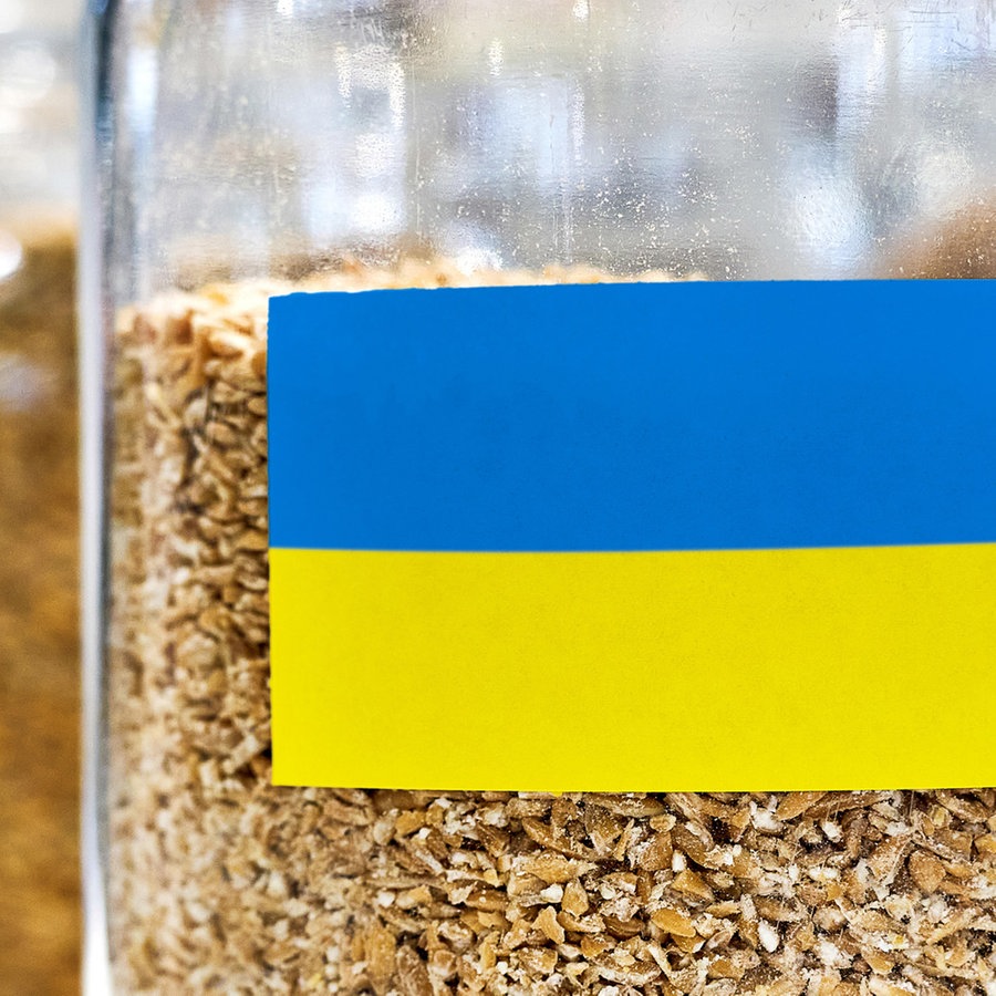 Ein Glas mit Weizen und der ukrainischen Flagge als Symbolbild für den Getreideexport aus der Ukraine. © CHROMORANGE Foto: Michael Bihlmayer