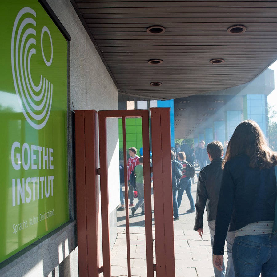 Personen gehen in das deutsche Goethe-Institut in Moskau (Russland). © dpa Foto: Federico Gambarini