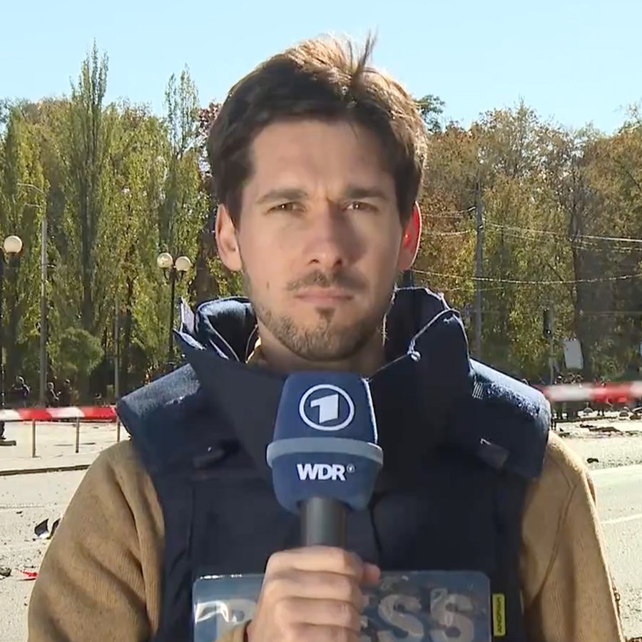 Der ARD Korrespondent Vassili Golod berichtet nach den Raketenangriffen aus Kiew unter anderem für die Tagesschau und das ARD Morgenmagazin. © ARD 