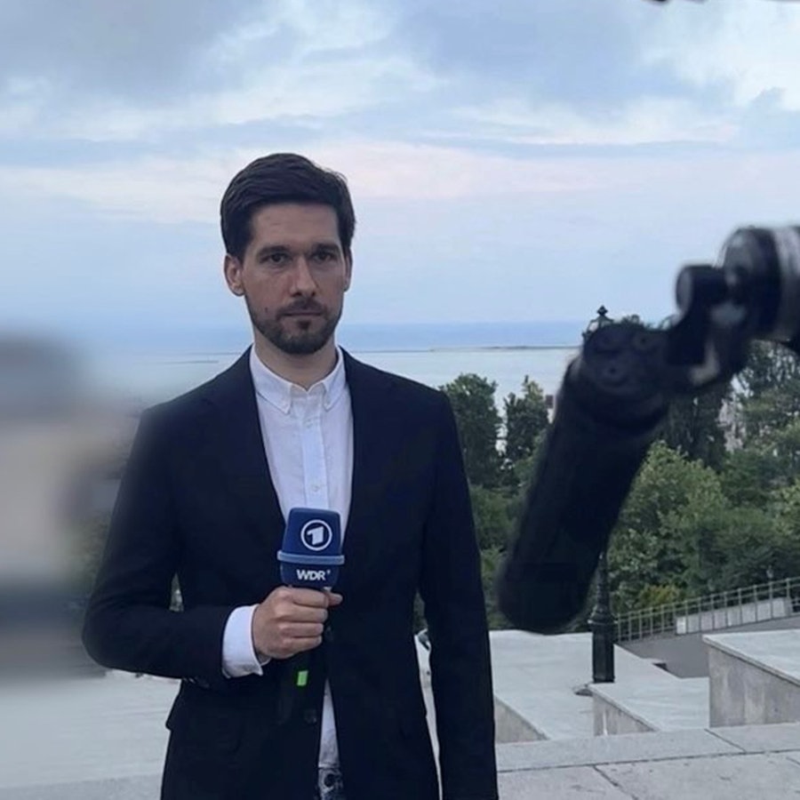 Der ARD-Korrespondent Vassili Golod berichtet aus Odessa nach einem Interview mit Verteidigungsminister Pistorius in der Ukraine. © ARD Foto: Robin Drescher